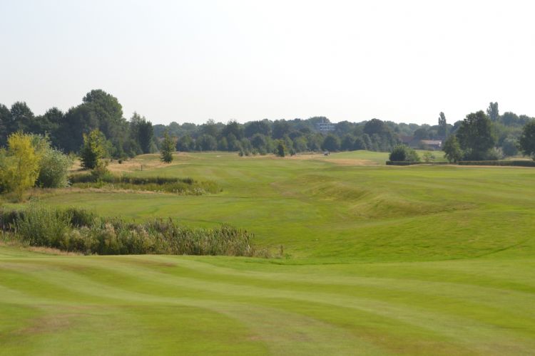 International Golf Maastricht ligt op 90 meter boven NAP in de Zuid-Limburgse heuvels. International Golf Maastricht ligt op 90 meter boven NAP in de Zuid-Limburgse heuvels.