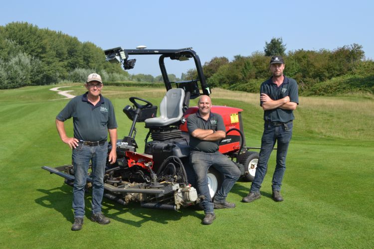 Het team van International Golf Maastricht: Alfons Hupperetz, Sebastiaan Brouwers, John Schmetz én de autonome fairwaymaaier Het team van International Golf Maastricht: Alfons Hupperetz, Sebastiaan Brouwers, John Schmetz én de autonome fairwaymaaier