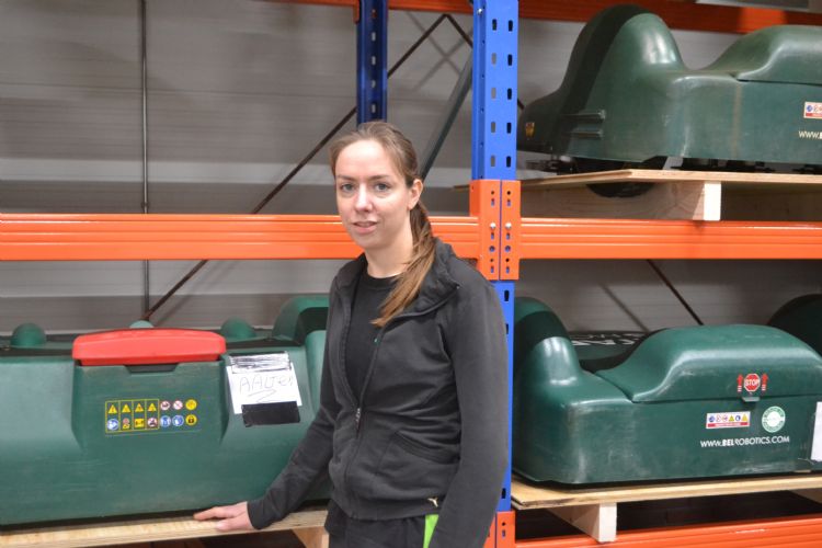 Claudia Derksen in de werkplaats van Ataro Claudia Derksen in de werkplaats van Ataro