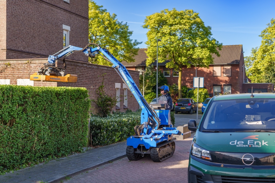 De zelfontwikkelde snoeimachine gaat ook flink de hoogte in
